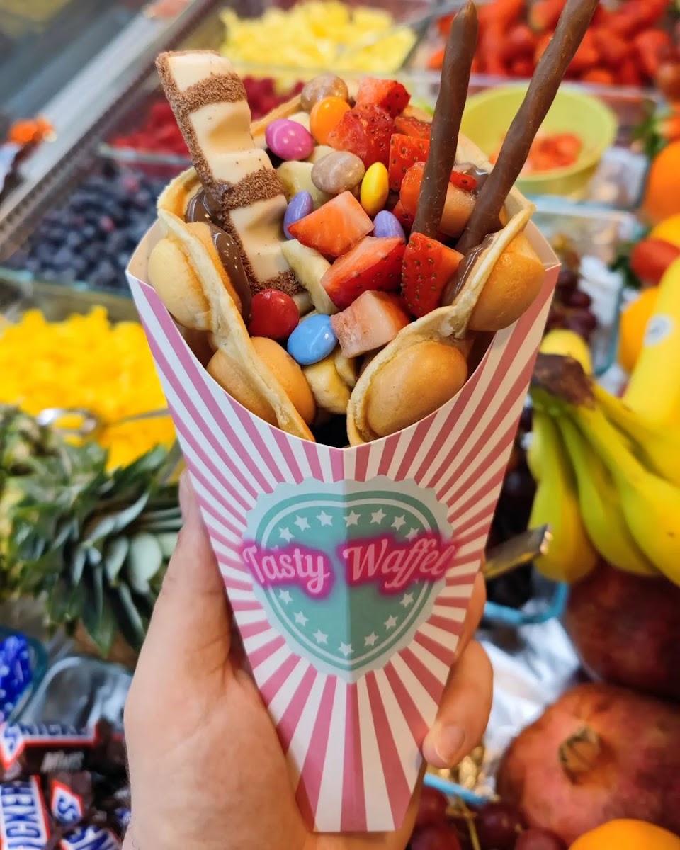 Bubble Waffel im Tasty-Waffel-Becher mit Früchten, Smarties und Schokolade