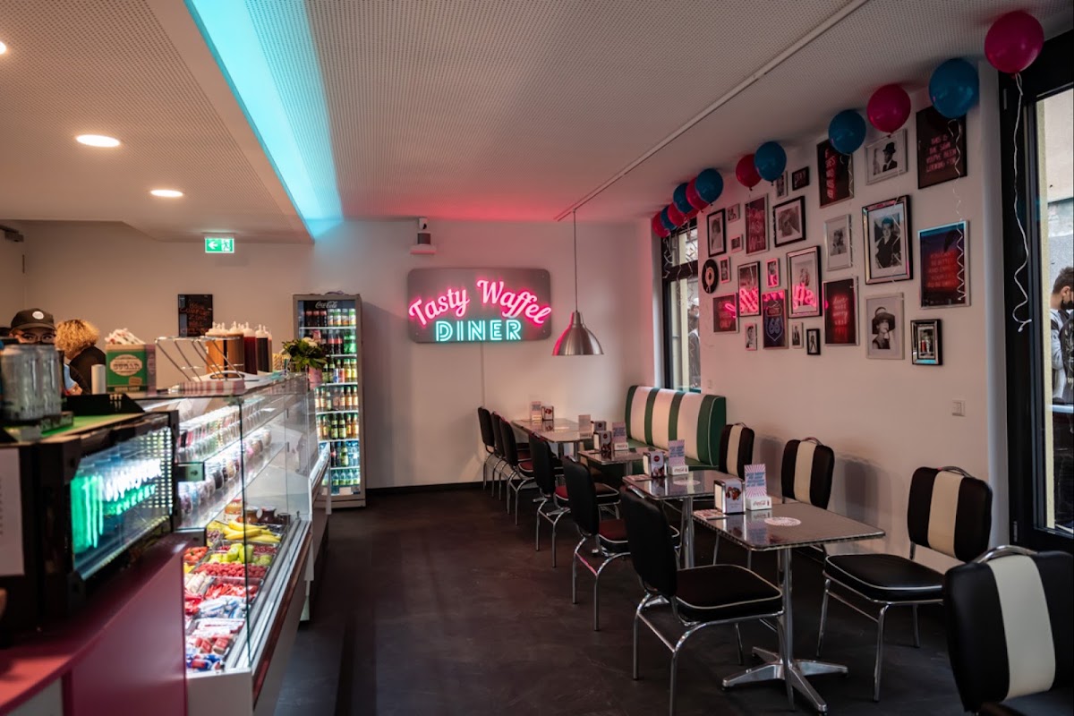 Innenraum des Tasty Waffel Diners mit Neon-Schild und Retro-Sitzbänken