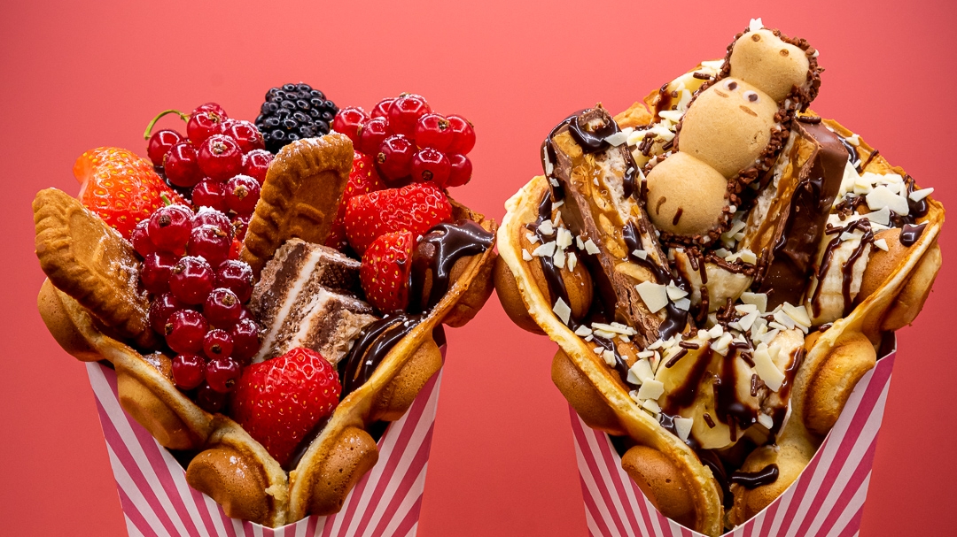 Zwei Bubble Waffeln mit frischen Früchten und Schokolade vom Tasty Waffel Diner