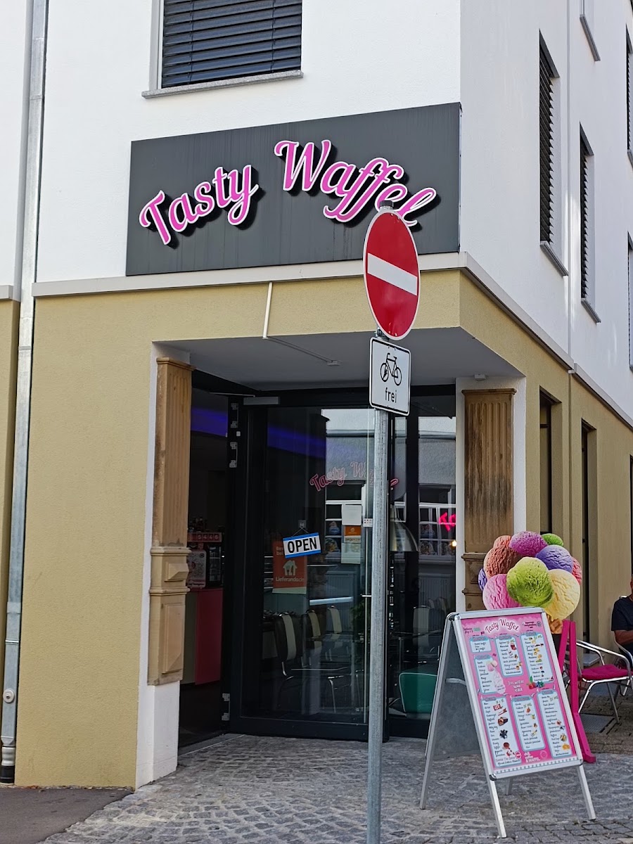 Eingang des Tasty Waffel Diners in der Lange Straße 32, Göppingen