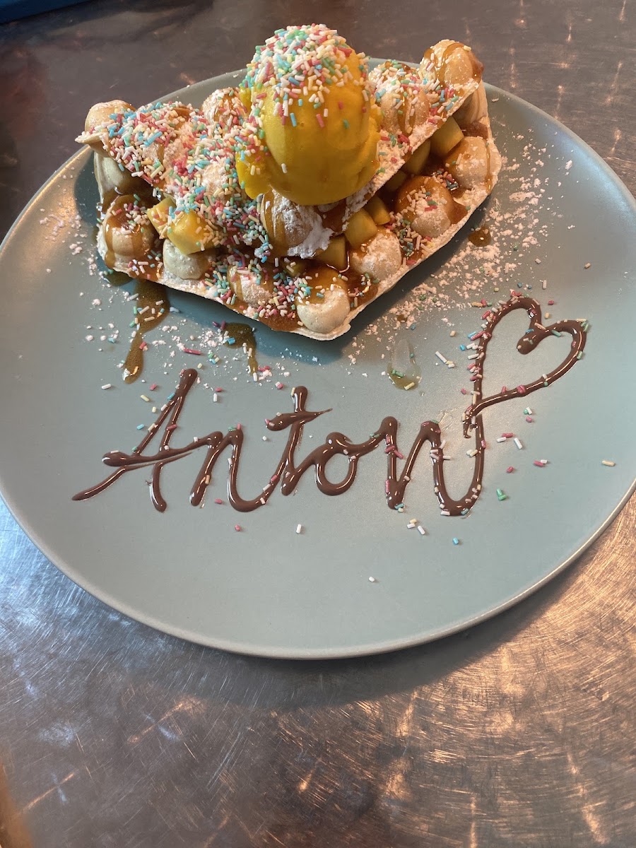 Bubble Waffel auf Teller mit in Schokolade geschriebenem Namen